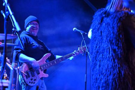 Temperamentna Tanja Žagar je razgrela kamniško publiko za najdaljšo noč v letu in silvestrovanje v centru Pravljičnega Kamnika (27)